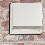 Wetterschutzgitter aus Edelstahl mit Haube und Klappenblatt in der Haube