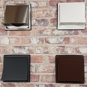 Wetterschutzgitter aus Edelstahl mit Haube und Klappenblatt in der Haube