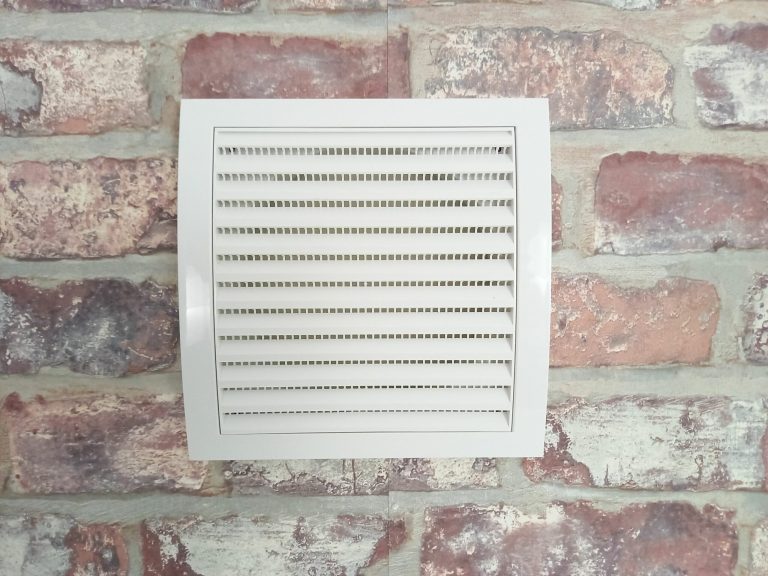 Mauerkasten mit Kunststoffgitter weiß in der Nennweite 150